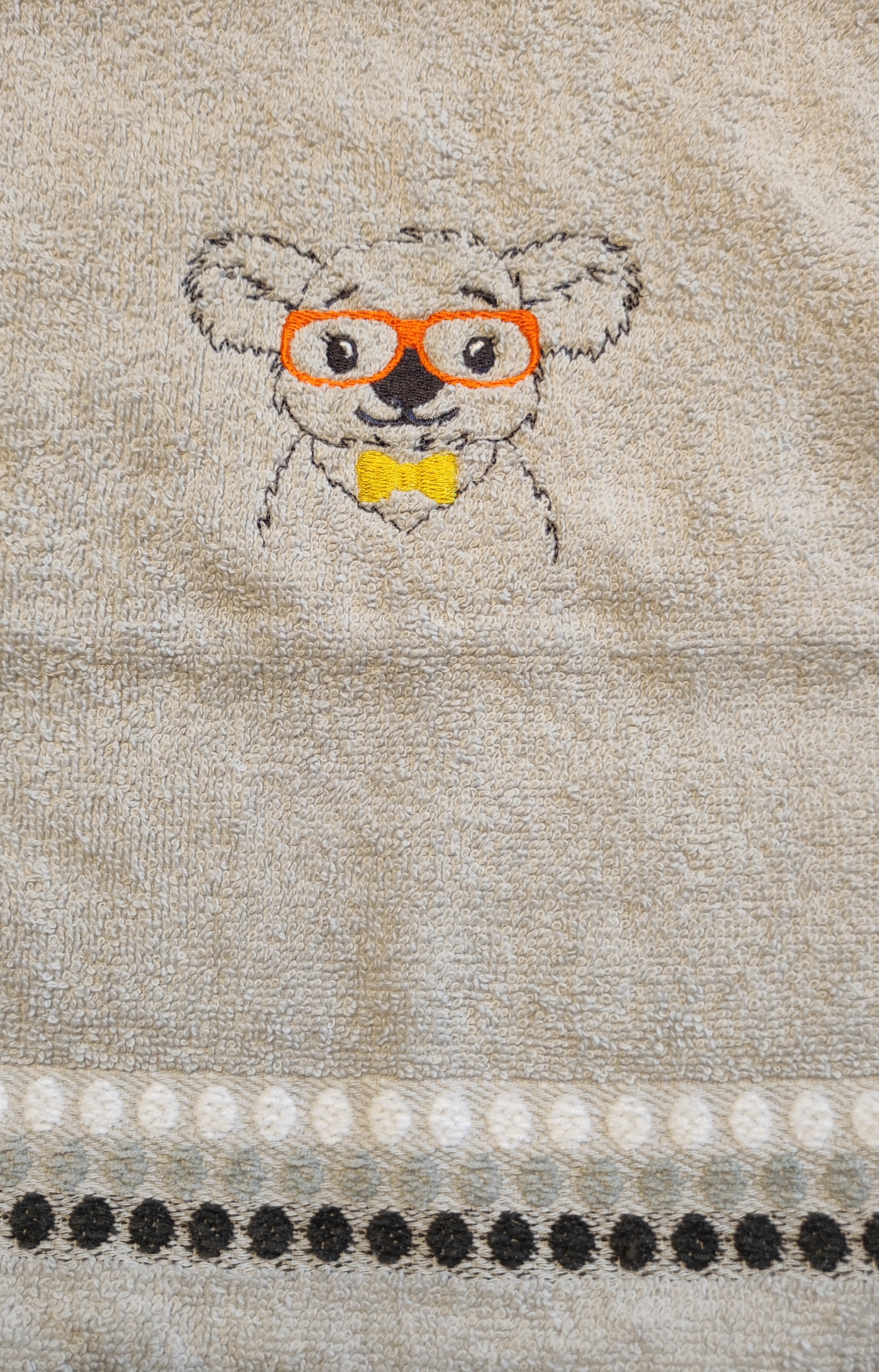 besticktes Gästehandtuch mit Koalabär Kopf und farbiger Brille